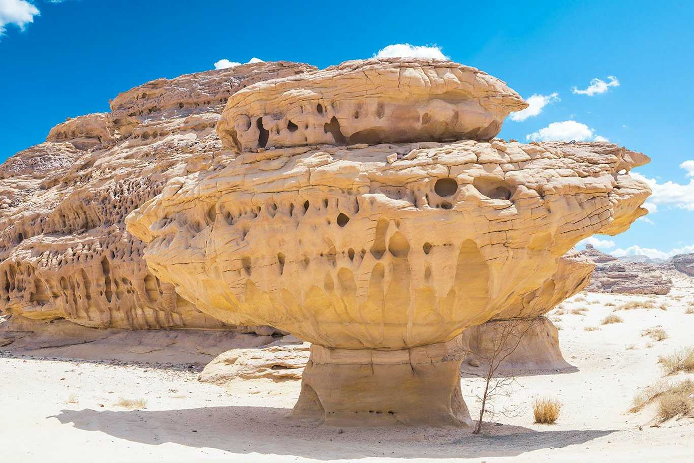 Naturalnie ukształtowana skała na pustyni w Arabi Saudyjskiej.
