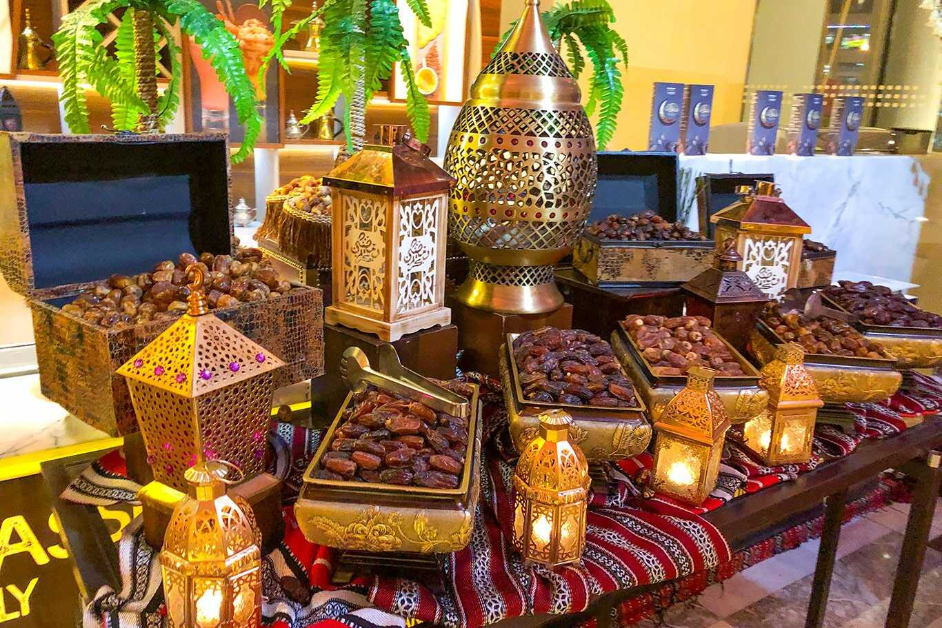 Ładnie wyeksponowane pojemniki pełne daktyli w Saudi Arabii.