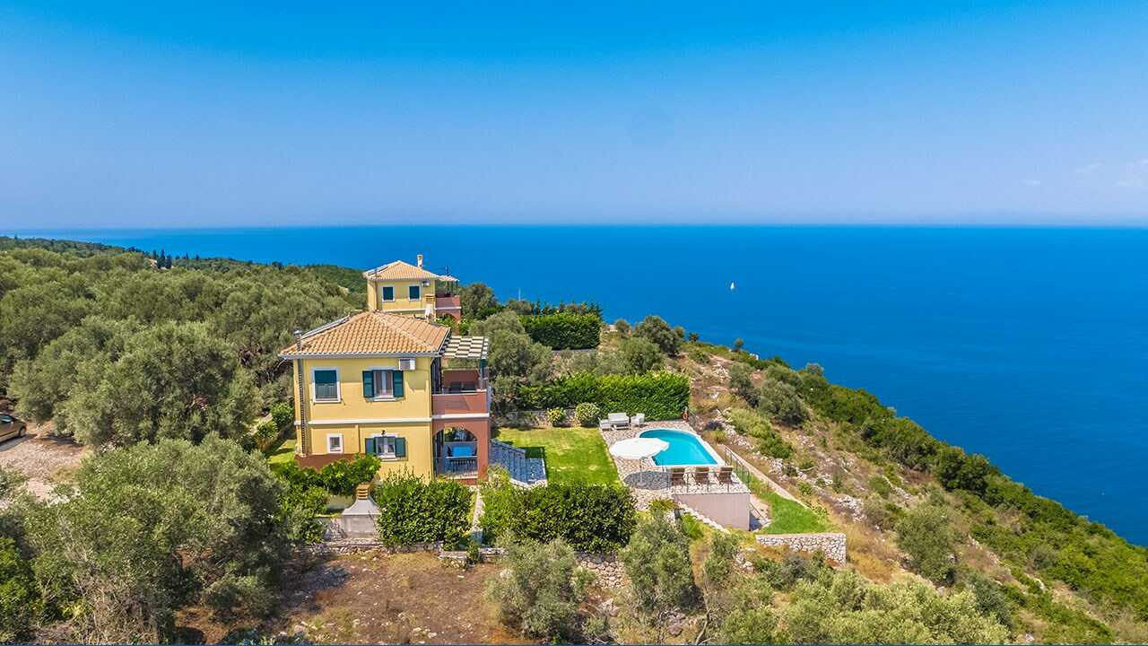 Widok z lotu ptaka na willę i morze na wyspie Lefkada.