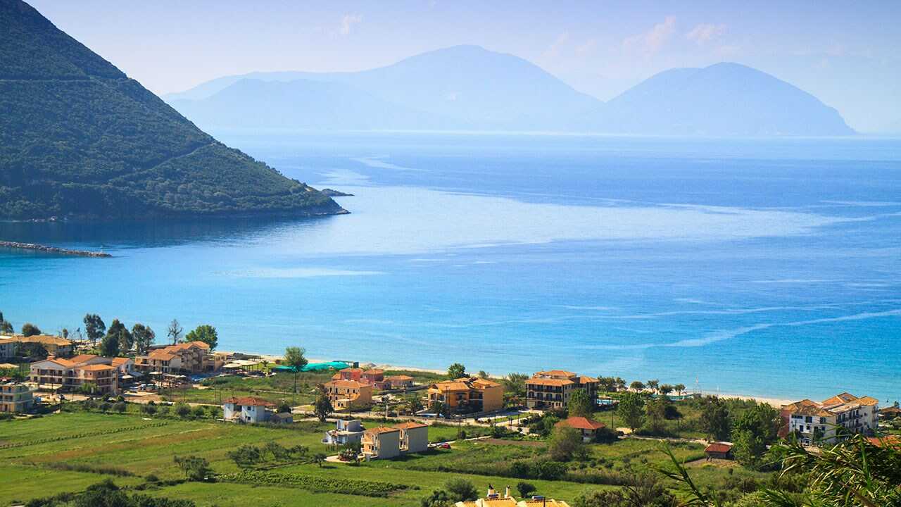 Widok z lotu ptaka na domy, plaże i morze.